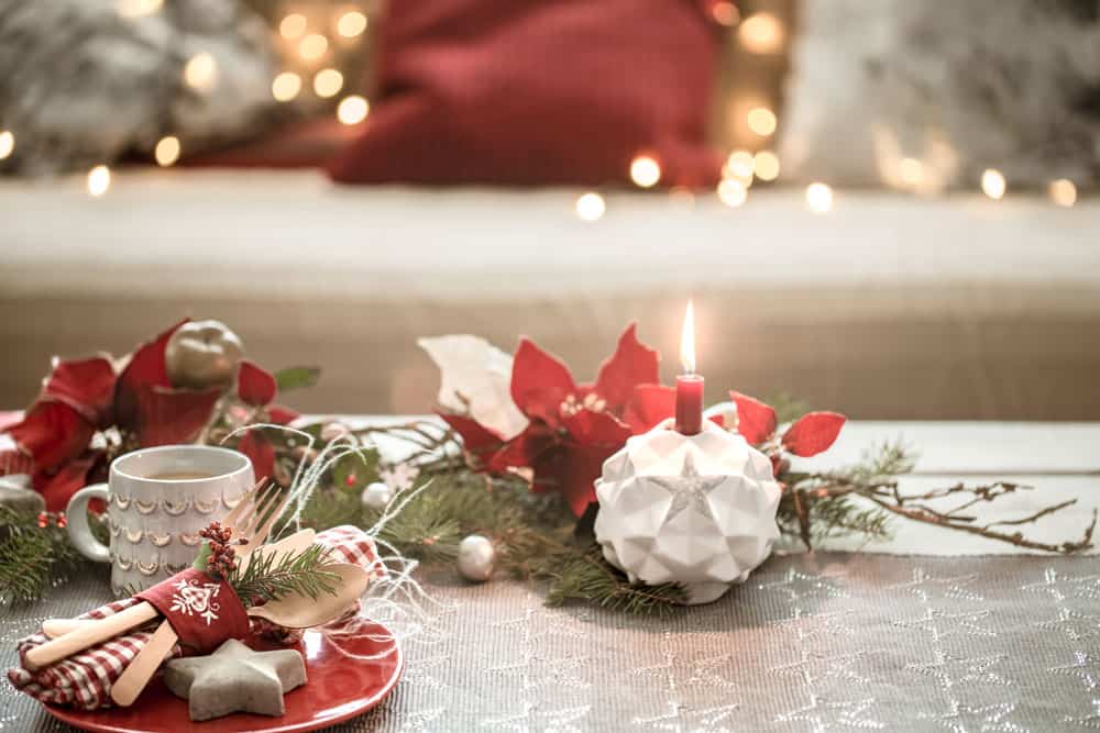 beautifully-decorated-christmas-table-living-room