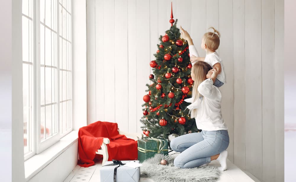 christmas-tree-family-decorating