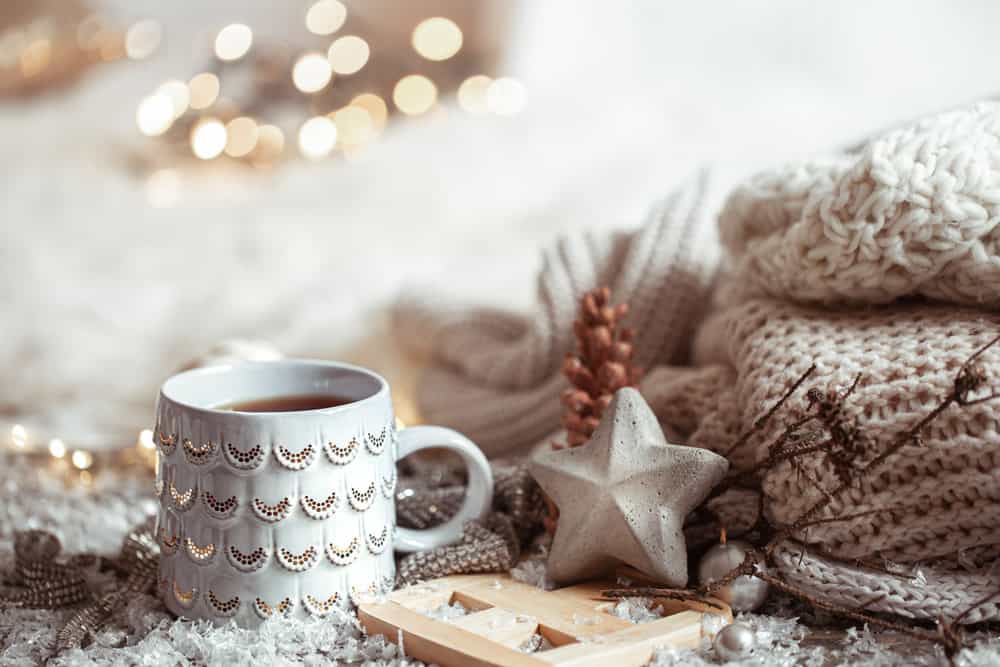 beautiful-christmas-cup-with-hot-drink-light-blurred-background-concept-home-comfort-warmth