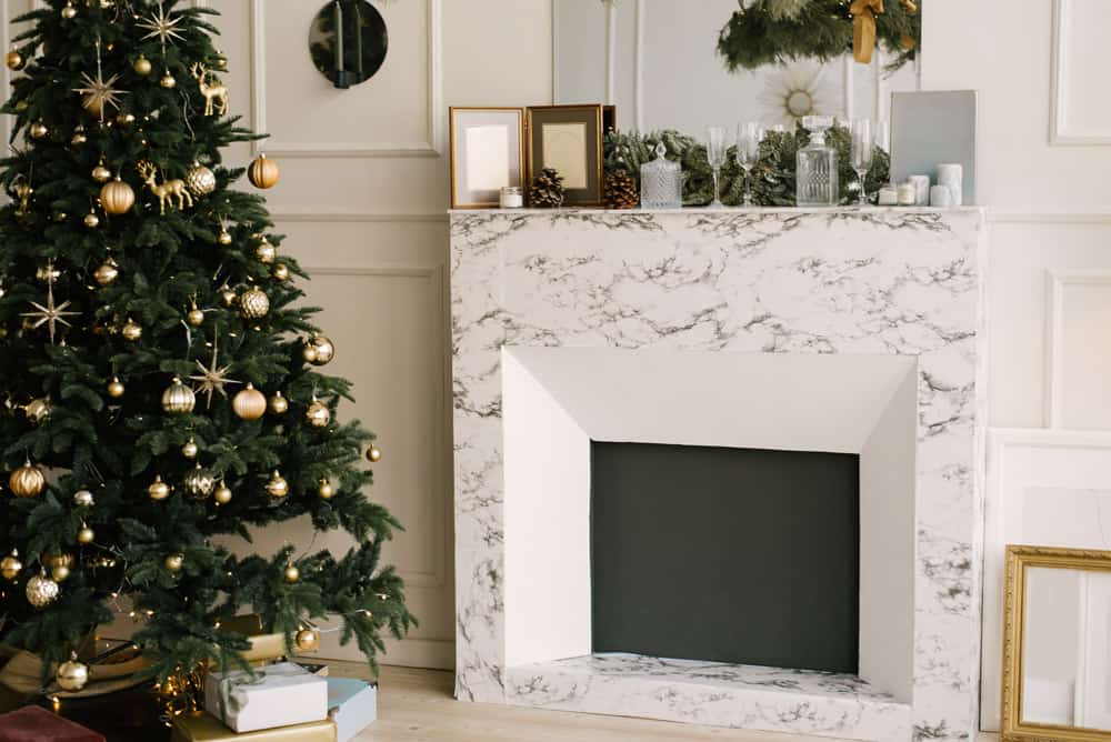 decor-christmas-new-year-living-room-with-christmas-tree-fireplace-festive-table