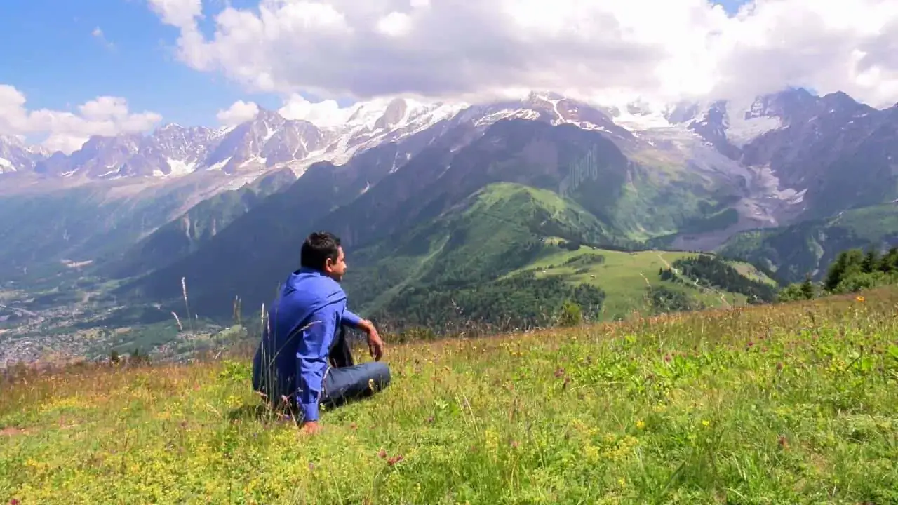 Ashok sitzt auf einem Berg Ashok sitzt auf einem Berg