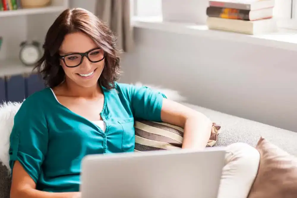 tietokone-nainen-sähköposti-läppäri tietokone-nainen-sähköposti-läppäri