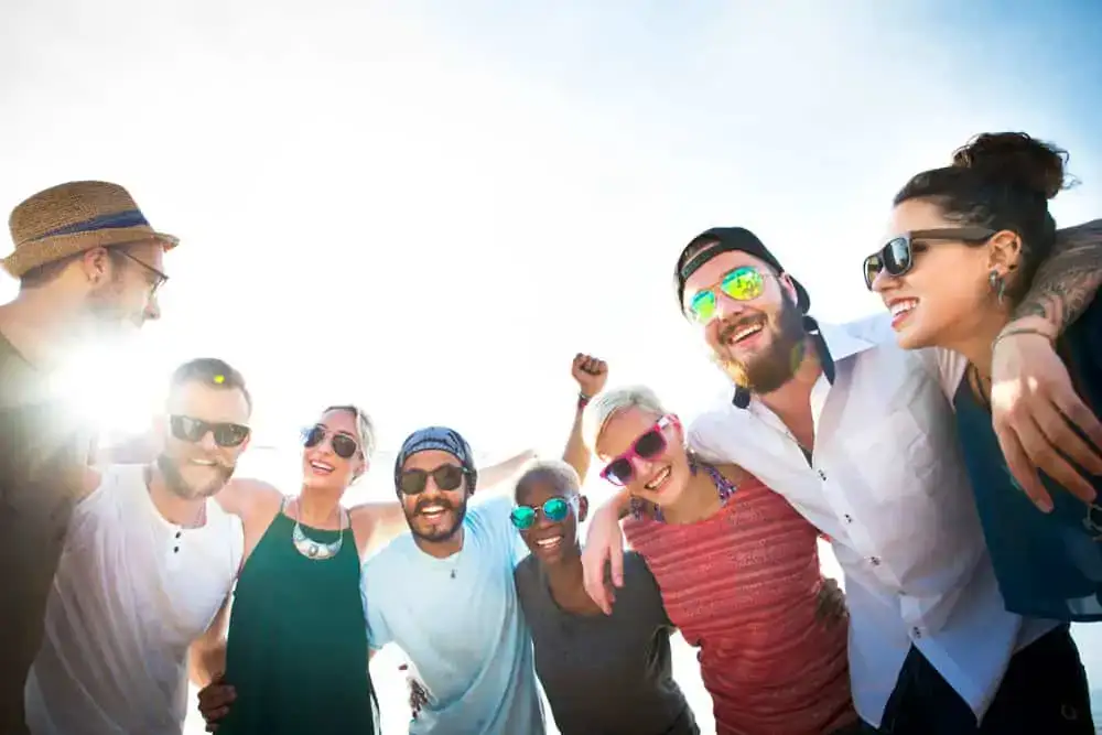 gruppo-persone-che-si-abbracciano-concetto