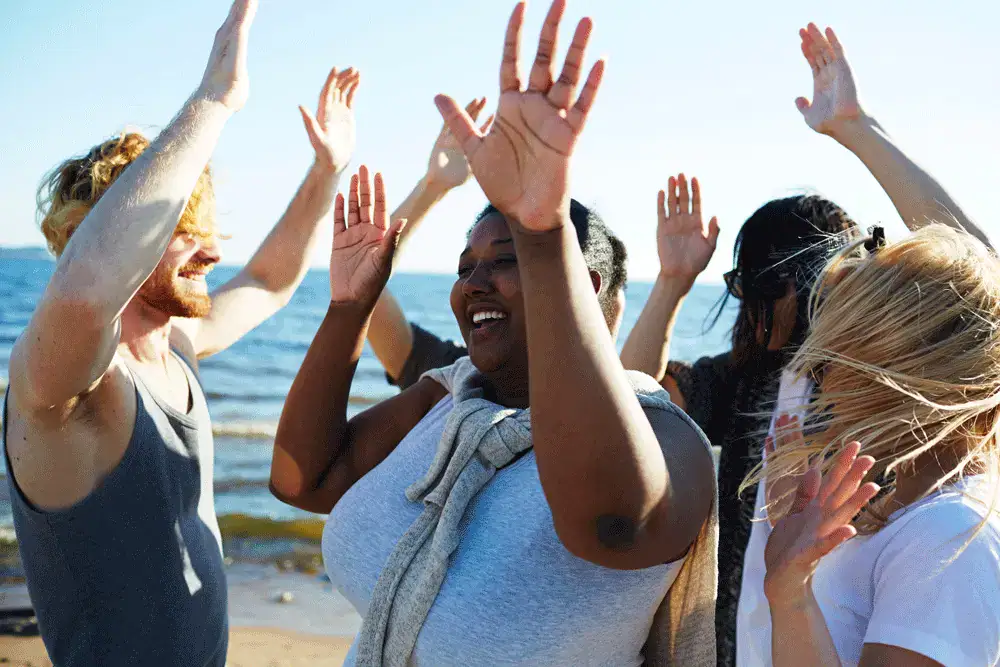 iloiset-ystävät-ulkoilmajuhlassa iloiset-ystävät-ulkoilmajuhlassa