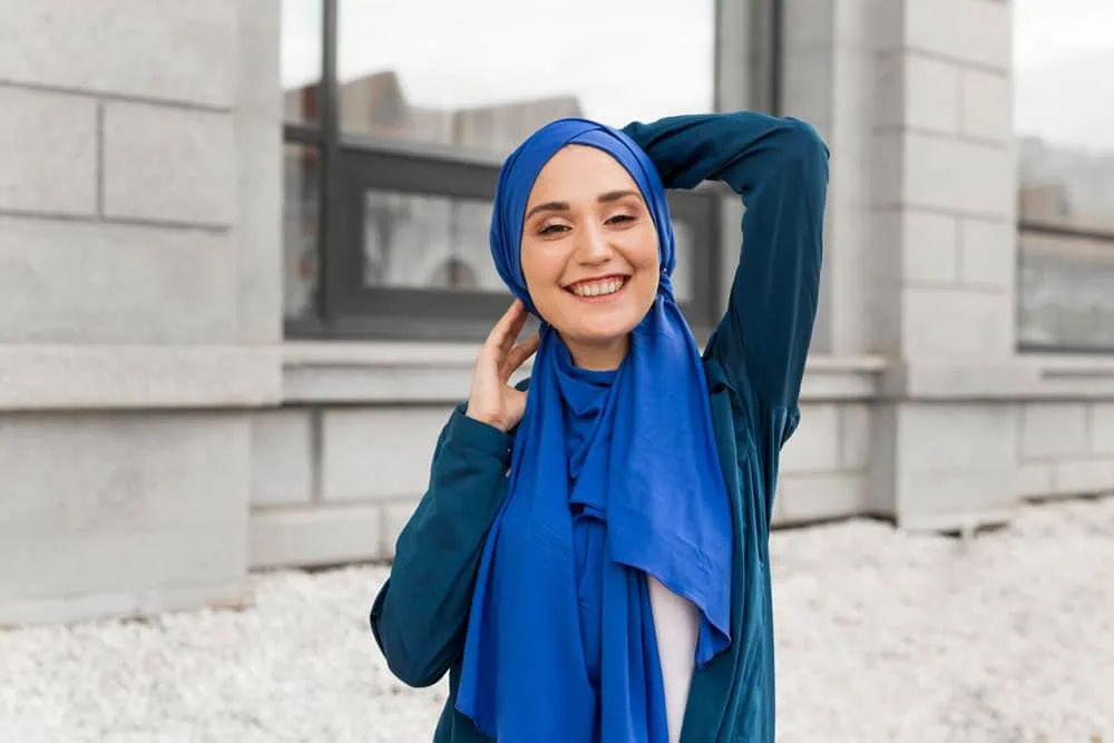 keskikokoinen-kuva-kauniista-tytöstä-hijabissa-hymyilemässä keskikokoinen-kuva-kauniista-tytöstä-hijabissa-hymyilemässä
