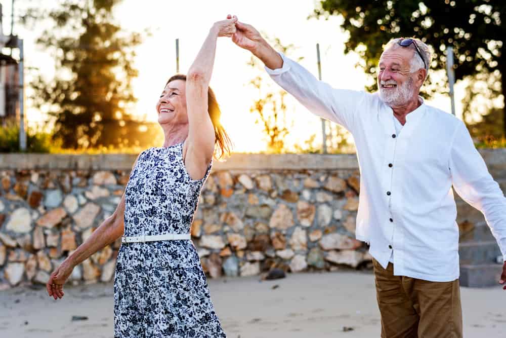 anziani-che-si-godono-spiaggia-tropicale