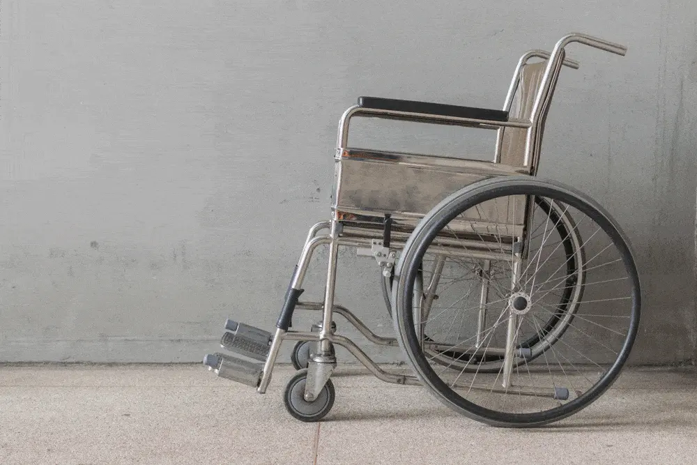 Rollstuhl im Zimmer Rollstuhl im Zimmer