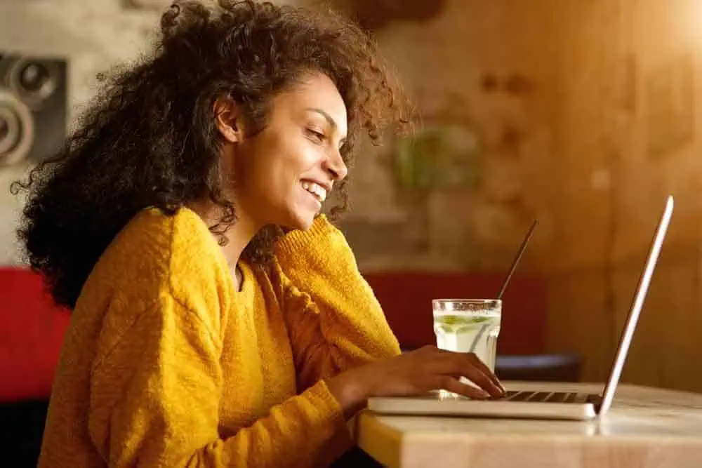 woman-smiling-at-computer